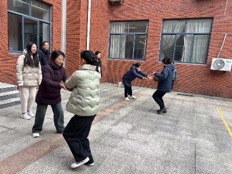 一群人在街道上行走AI 生成的内容可能不正确。