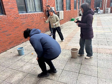 一些人在人行道上AI 生成的内容可能不正确。