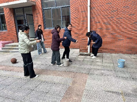 一群人站在砖地上AI 生成的内容可能不正确。