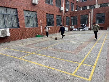 一群人在街道上行走AI 生成的内容可能不正确。